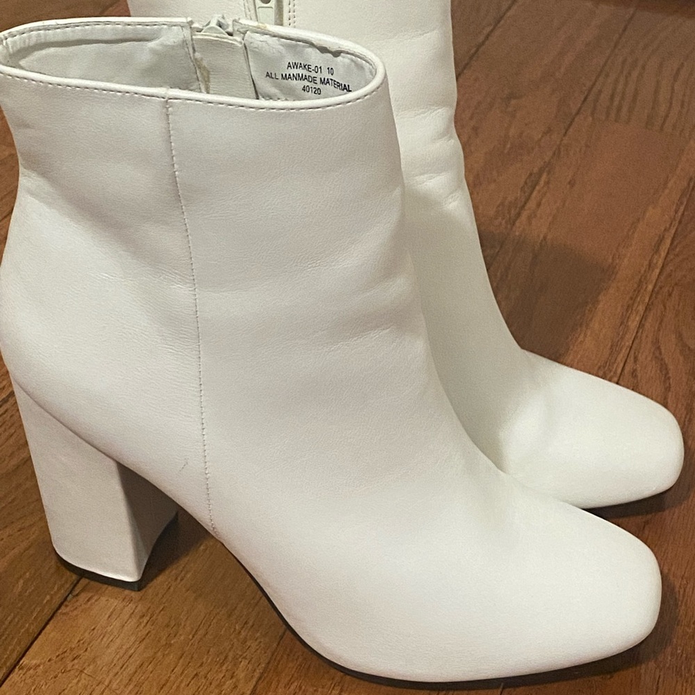 White leather heeled boots; no box